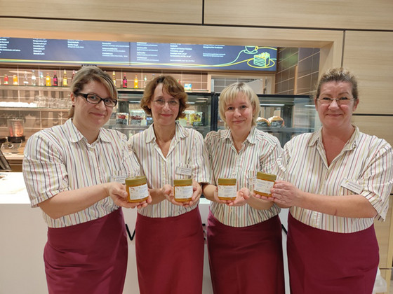 Immanuel Klinikum Bernau - Nachrichten - Hauseigener Honig aus dem Immanuel Klinikum Bernau - Mitarbeiterinnen der Immanuel Lounge halten Honiggläser Immanuel Klinikum Bernau - Nachrichten - Hauseigener Honig aus dem Immanuel Klinikum Bernau - Mitarbeiterinnen der Immanuel Lounge halten Honiggläser