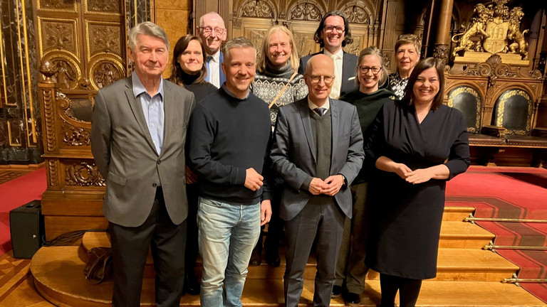 Gruppenbild Senatsempfang Ehrenamt im Hamburger Rathaus für Projekt Digital dabei, Peter Tschentscher, Katharina Fegebank, Sozialbehörde, Digitalprojekte für ältere Menschen in Hamburg, Albertinen Haus Gruppenbild beim Senatsempfang im Hamburger Rathaus für das Projekt "Digital dabei" des Albertinen Haus mit Peter Tschentscher und Katharina Fegebank