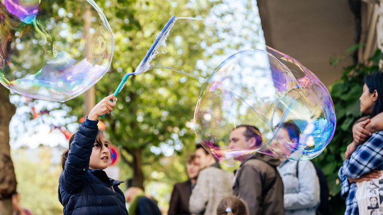 Kind macht große Seifenblasen, 6. Zelterstraßenfest, feiern für den guten Zweck, Beratung plus Leben, Soziale Einrichtung, Berlin Kind macht große Seifenblasen, 6. Zelterstraßenfest, feiern für den guten Zweck, Beratung plus Leben, Soziale Einrichtung, Berlin