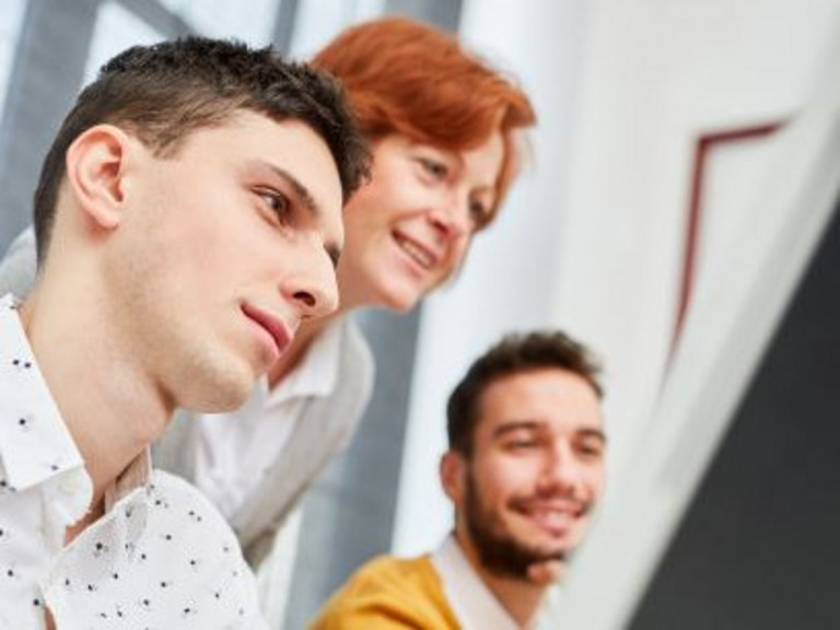Personen sitzen vor einem Monitor, Kursangebot Albertinen Akademie, Microsoft Excel lernen, MS Office Anwendung verstehen, Online-Kurs, Hamburg-Schnelsen