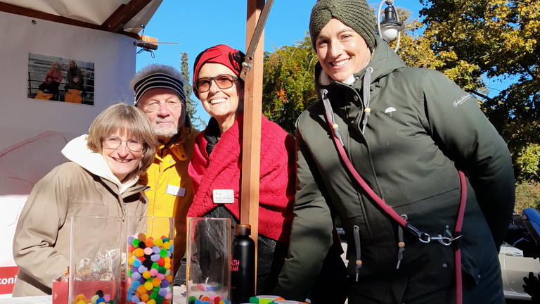 Team des Ambulanten Hospizdienstes beim Welthospiztag mit einem Stand vor dem Bürgeramt Zehlendorf, Diakonie Hospiz Wannsee, Hospize Berlin, ambulante und stationäre Angebote, Berlin-Wannsee Team des Ambulanten Hospizdienstes Diakonie Hospiz Wannsee beim Welthospiztag mit einem Stand vor dem Bürgeramt Zehlendorf