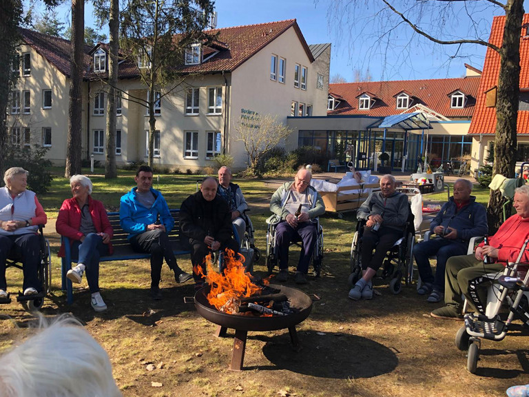 Gemütliches Beisammensein am wärmenden Feuer - Immanuel Haus Ecktannen