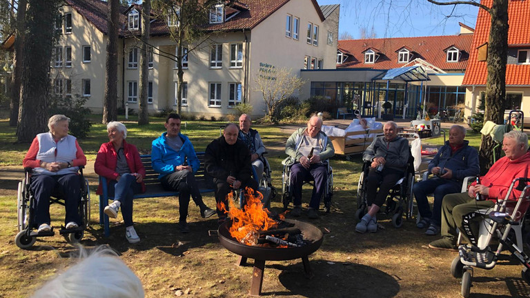 Gemütliches Beisammensein am wärmenden Feuer - Immanuel Haus Ecktannen