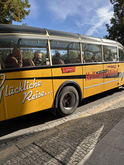 Ein gelber Oldtimerbus bei der Abfahrt zur Feier zum 25-jährigen Jubiläum des Immanuel Suchthilfeverbunds Guben mit besonderen Wohnformen für abhängigkeitskranke Menschen in Thüringen