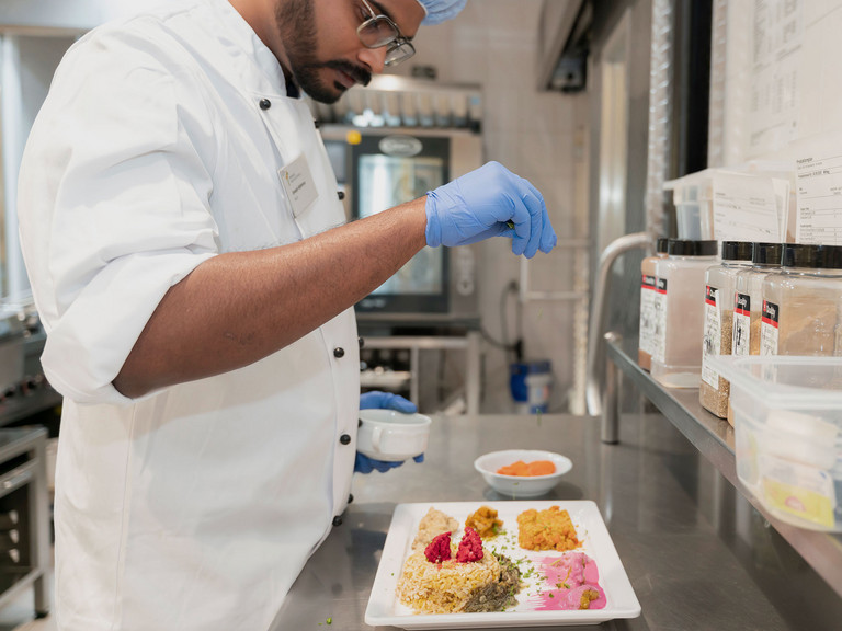 Ayurveda-Koch würzt ayurvedisches Essen - Immanuel Ayurveda Zentrum