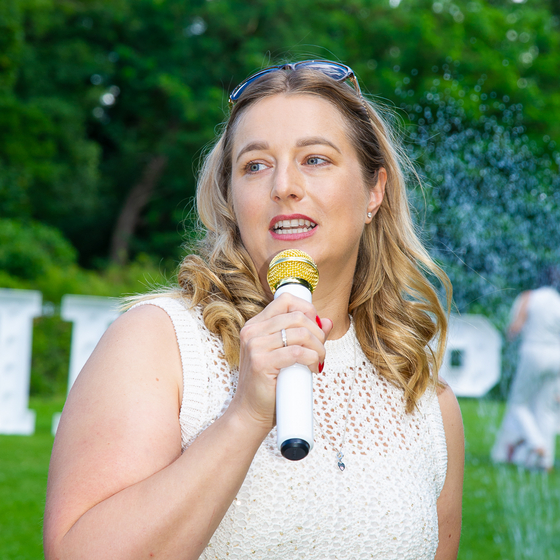Sophie Doll erzählt etwas zu ihrer ehrenamtlichen Arbeit im Hospiz, Veranstaltung zugunsten des Diakonie Hospiz Wannsee, White Party, Berlin-Wannsee Sophie Doll erzählt etwas zu ihrer ehrenamtlichen Arbeit im Hospiz, Veranstaltung zugunsten des Diakonie Hospiz Wannsee, White Party, Berlin-Wannsee