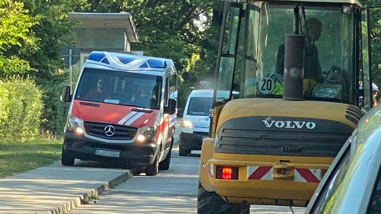 Ein Rettungswagen weicht einem Baufahrzeug bei Bauarabeiten in der Waldstraße in Rüdersdorf aus, Poliklinik Rüdersdorf, Immanuel Klinik Rüdersdorf Ein Rettungswagen weicht einem Baufahrzeug bei Bauarabeiten in der Waldstraße in Rüdersdorf aus