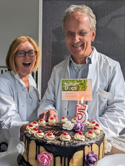 Dr. Susanne Frank und Prof. Andreas Michalsen beim feierlichen Abschluss der "Jubiläums"-Dreharbeiten - Naturheilkunde Berlin