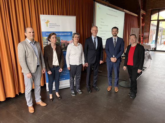 Gruppe von Referenten stehen im Halbkreis nebeneinander, Veranstaltung für Ärztinnen und Ärzte sowie Interessierte, Immanuel Krankenhaus Berlin, Rheumatage, Rheumatologie, Klinische Immunologie und Osteologie Gruppe von Referenten stehen im Halbkreis nebeneinander, Veranstaltung für Ärztinnen und Ärzte sowie Interessierte, Immanuel Krankenhaus Berlin, Rheumatage, Rheumatologie, Klinische Immunologie und Osteologie