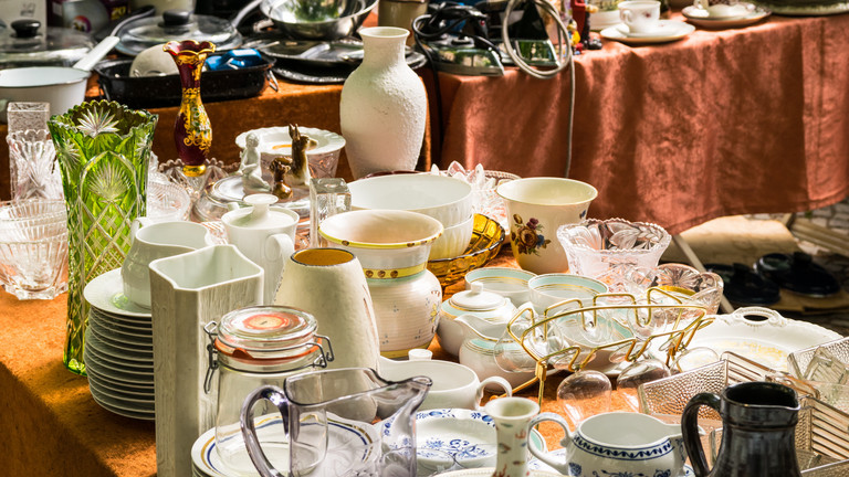 Flohmarktartikel auf Tischen, Herbstbasar im Wohn- und Pflegeheim, Trödelmarkt und Jobmesse, Albertinen Haus, Hamburg-Schnelsen Flohmarktartikel auf Tischen, Herbstbasar im Wohn- und Pflegeheim, Trödelmarkt und Jobmesse, Albertinen Haus, Hamburg-Schnelsen