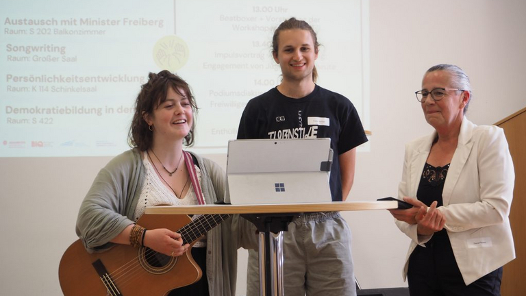 Vortrag des FSJ-Songs bei der Jubiläumsveranstaltung 60 Jahre Freiwilliges Soziales Jahr in Potsdam, Freiwilligenarbeit Berlin-Brandenburg, ehrenamtliches Engagement, Immanul Klinikum Bernau Herzzentrum Brandenburg Vortrag des FSJ-Songs bei der Jubiläumsveranstaltung 60 Jahre Freiwilliges Soziales Jahr in Potsdam