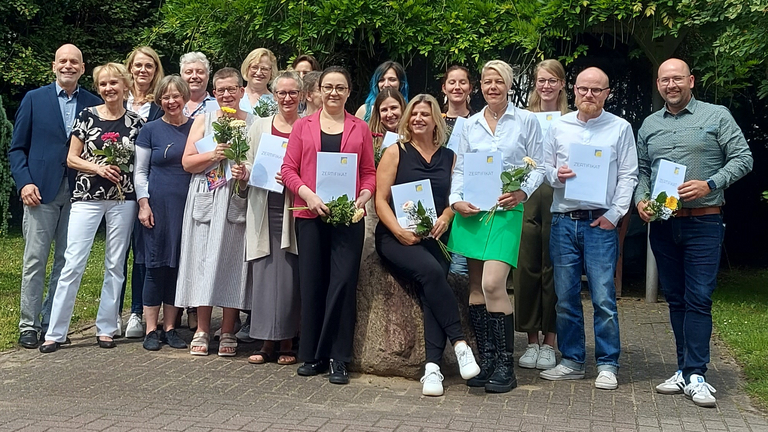 Gruppenfoto zum erfolgreichen Abschluss der Fachweiterbildung Praxisbegleiter/in Basale Stimulation, Weiterbildung Pflege Hamburg und Umgebung, Albertinen Akademie, Hamburg-Schnelsen Gruppenfoto zum erfolgreichen Abschluss der Fachweiterbildung Praxisbegleiter/in Basale Stimulation der Albertinen Akademie in Hamburg-Schnelsen