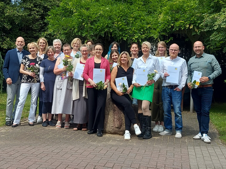 Gruppenfoto zum erfolgreichen Abschluss der Fachweiterbildung Praxisbegleiter/in Basale Stimulation der Albertinen Akademie in Hamburg-Schnelsen