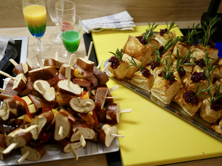 Blick auf Laugen- und Blätterteiggebäck als Fingerfood bei der Wiedereröffnung der Tagespflegestätte für ältere Menschen im Immanuel Seniorenzentrum Kläre Weist in Petershagen Blick auf Laugen- und Blätterteiggebäck als Fingerfood bei der Wiedereröffnung der Tagespflegestätte für ältere Menschen im Immanuel Seniorenzentrum Kläre Weist in Petershagen