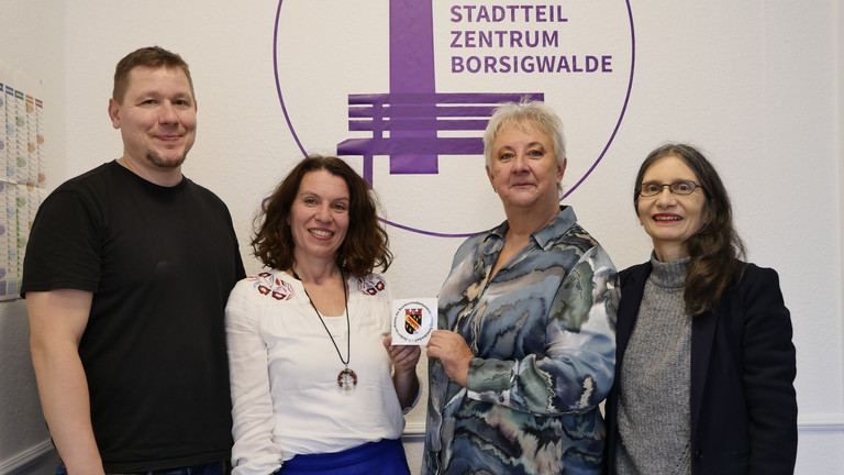 Übergabe Sondermittel-Plakette Bezirksverordnetenversammlung (BVV) Reinickendorf an Leitung Immanuel Stadtteilzentrum Borsigwalde, Miteinander Kochen und Essen, Sozialprojekt, Begegnungsstätte, Berlin-Reinickendorf, Beratung + Leben Übergabe Sondermittel-Plakette Bezirksverordnetenversammlung (BVV) Reinickendorf an Leitung Immanuel Stadtteilzentrum Borsigwalde