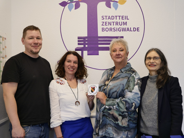 Übergabe Sondermittel-Plakette Bezirksverordnetenversammlung (BVV) Reinickendorf an Leitung Immanuel Stadtteilzentrum Borsigwalde