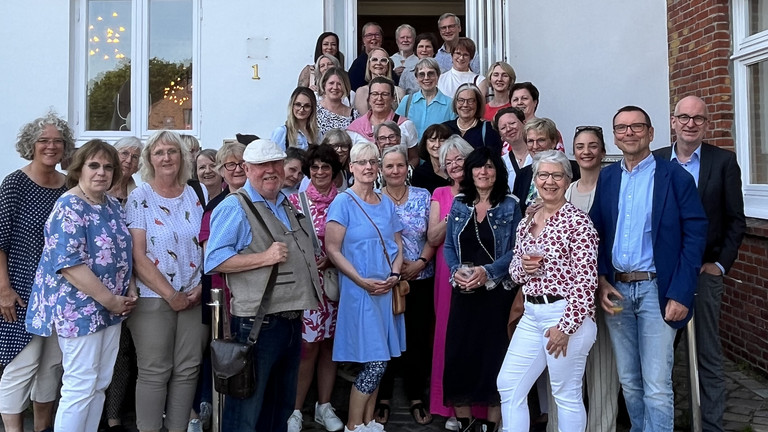 Gruppenfoto Haupt- und Ehrenamtlicher in Ellerbek beim Jubiläumsabend fünf Jahre Albertinen Hospiz Norderstedt, Ehrenamt, Hospizarbeit, Schleswig Holstein, Hamburg Gruppenfoto Haupt- und Ehrenamtlicher in Ellerbek beim Jubiläumsabend fünf Jahre Albertinen Hospiz Norderstedt