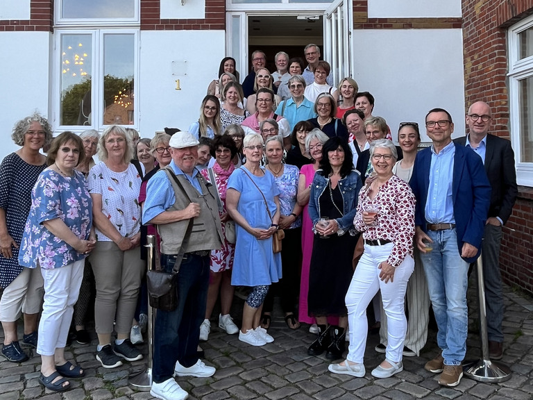 Gruppenfoto Haupt- und Ehrenamtlicher in Ellerbek beim Jubiläumsabend fünf Jahre Albertinen Hospiz Norderstedt