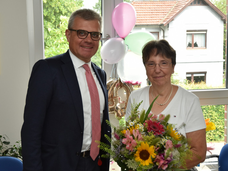 Matthias Scheller, Vorsitzender der Konzerngeschäftsführung und Geschäftsführer der Albertinen Diakoniewerk gGmbH, und Jubilarin Angela Vollmer, Leiterin der Albertinen Kindertagesstätte Schnelsen, Immanuel Albertinen Diakonie, Hamburg-Schnelsen