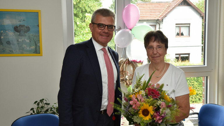 Matthias Scheller, Vorsitzender der Konzerngeschäftsführung und Geschäftsführer der Albertinen Diakoniewerk gGmbH, und Jubilarin Angela Vollmer, Leiterin der Albertinen Kindertagesstätte Schnelsen, Immanuel Albertinen Diakonie, Hamburg-Schnelsen Matthias Scheller, Vorsitzender der Konzerngeschäftsführung und Geschäftsführer der Albertinen Diakoniewerk gGmbH, und Jubilarin Angela Vollmer, Leiterin der Albertinen Kindertagesstätte Schnelsen, Immanuel Albertinen Diakonie, Hamburg-Schnelsen
