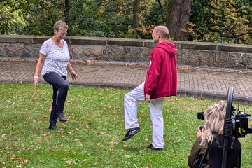 Patientin mit Tajii-Experte Dr. Lutz Liese - Naturheilkunde Berlin