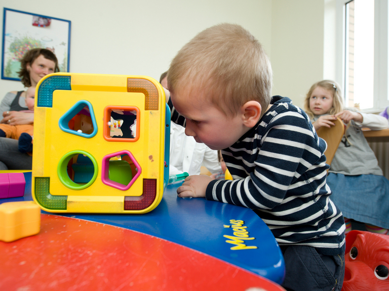 Kind mit Motorikspielzeug in Praxis - Immanuel MVZ Klosterfelde - Kinder- und Jugendmedizin