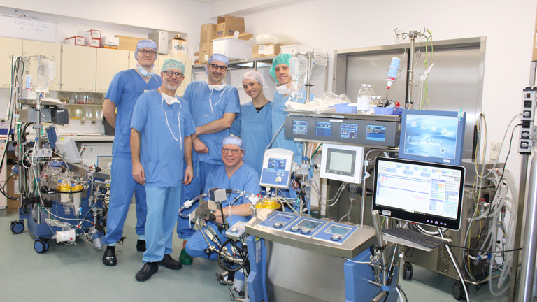 Das Team der Firma Eurosets mit Felix Abe, Klinischer Perfusionist (hinten links) und Torsten Müller, Leitung Perfusiologie (erste Reihe, unten) Das Team der Firma Eurosets mit Felix Abe, Klinischer Perfusionist (hinten links) und Torsten Müller, Leitung Perfusiologie (erste Reihe, unten)