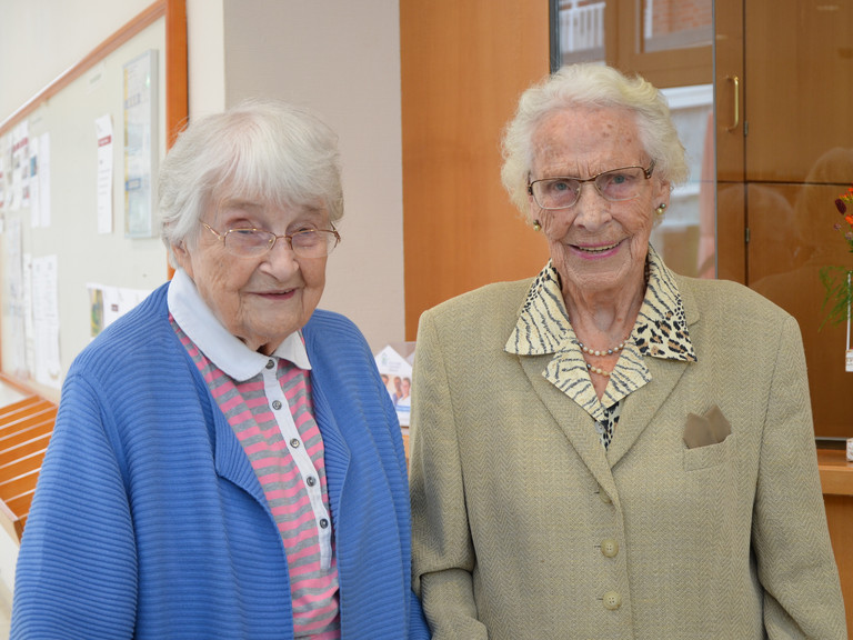 Nora Matthaei (links) und Else Pahling (rechts) feiern zusammen ihre 100-jährigen Geburtstage, Residenz am Wiesenkamp, gemeinsam Feiern, Hamburg-Volksdorf