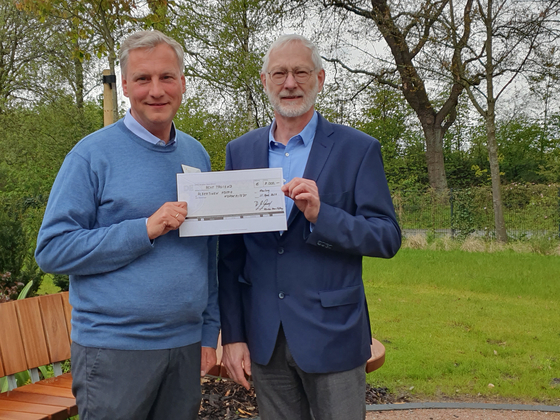 Dr. Michael Musolf (rechts), Vorstandsvorsitzender der Albertinen Assor Stiftung, überreicht Pflegedienstleiter Jens Klindworth einen Spendenscheck, Hospizarbeit Hamburg und Umgebung, Spenden und Helfen, Albertinen Hospiz Norderstedt Dr. Michael Musolf (rechts), Vorstandsvorsitzender der Albertinen Assor Stiftung, überreicht Pflegedienstleiter Jens Klindworth einen Spendenscheck für das Albertinen Hospiz Norderstedt