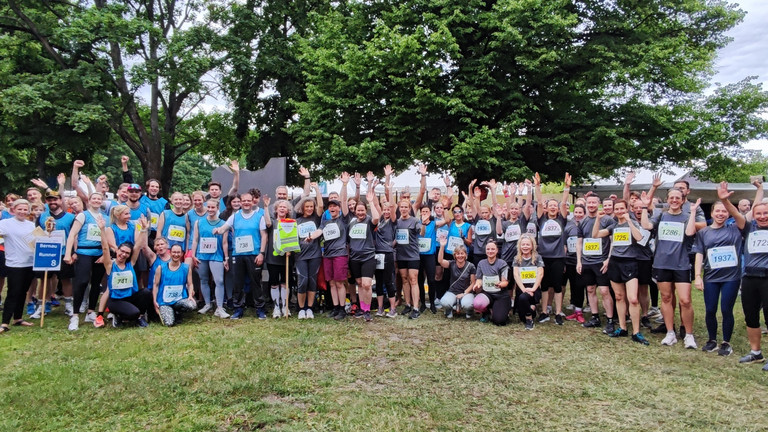 Gruppenbild mit Mitarbeitenden beim Teamstaffellauf
