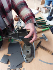 Besucher am Messestand von Werkstück stellt Metallschachtel her