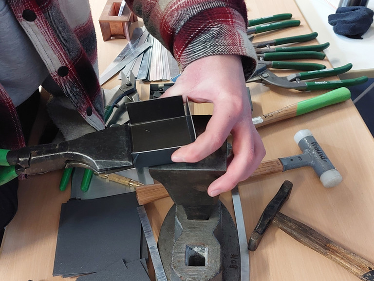 Besucher am Messestand von Werkstück stellt Metallschachtel her Besucher am Messestand von Werkstück stellt Metallschachtel her