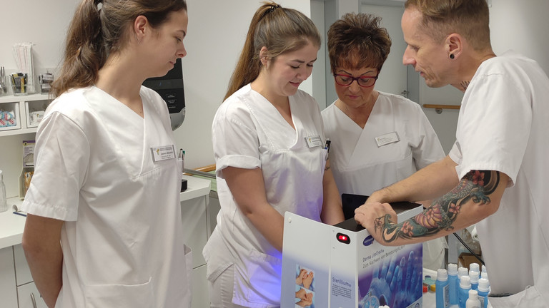 Pflegefachkräfte mit einer Hygienefachkraft an einer Desinfektionsstation beim Aktionstag Saubere Hände, Patientensicherheit Krankenhaus Berlin-Brandenburg, Handhygiene, Krankenhauskeime, WHO, Immanuel Klinikum Bernau Herzzentrum Brandenburg Pflegefachkräfte mit einer Hygienefachkraft an einer Desinfektionsstation beim Aktionstag Saubere Hände im Immanuel Klinikum Bernau Herzzentrum Brandenburg