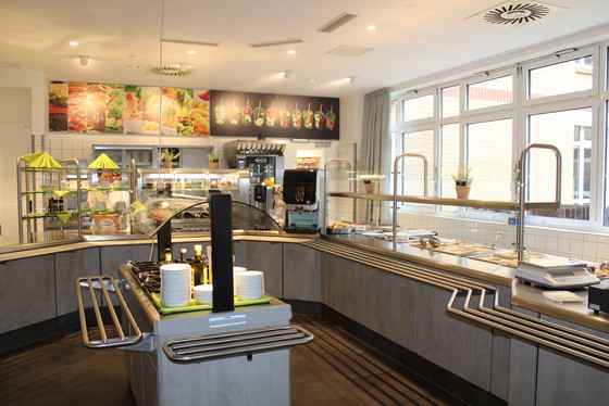 Moderne Ausgabe- und Buffetstation in der Gäste- und Mitarbeitendenkantine Bernau