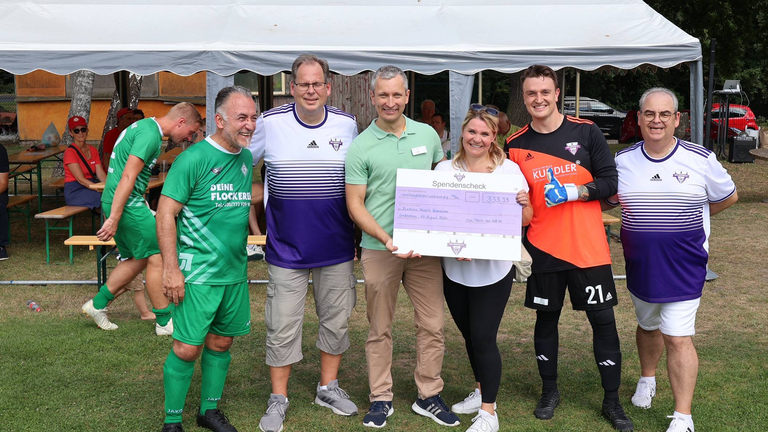 Mandy Schneider und Jakob Eger vom Diakonie Hospiz Wannsee nehmen einen Spendenscheck entgegen, Benefizfußballturnier, Tennis-Borussia Berlin, SV Grün-Weiß Großbeeren, Hospizarbeit Berlin-Brandenburg Mandy Schneider und Jakob Eger vom Diakonie Hospiz Wannsee nehmen beim Benefizfußballturnier einen Spendenscheck entgegen