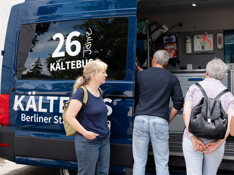 Mitarbeitende sehen sich den Kältebus an Mitarbeitende sehen sich den Kältebus an