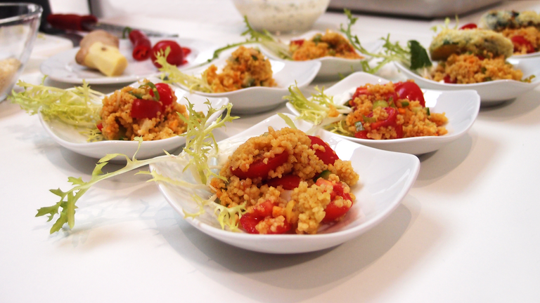 Auf kleinen Schälchen angerichteter Couscous-Salat mit Joghurt-Dip von Immanuel Albertinen Kocht