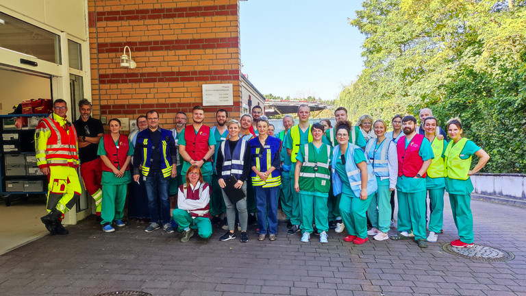 Immanuel Klinikum Bernau - Nachricht - Großangelegte Katastrophenschutzübung - Gruppenbild vor Eingang der ZNA Immanuel Klinikum Bernau - Nachricht - Großangelegte Katastrophenschutzübung - Gruppenbild vor Eingang der ZNA
