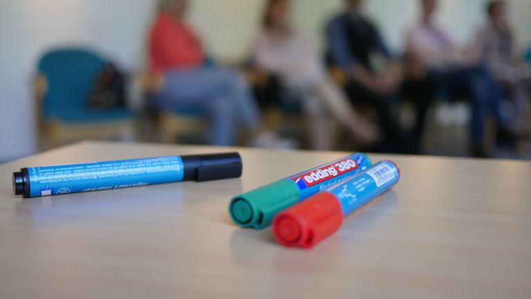 Albertinen Akademie - Neues Kursprogramm 2023 - Stifte auf dem Tisch Albertinen Akademie - Neues Kursprogramm 2023 - Stifte auf dem Tisch