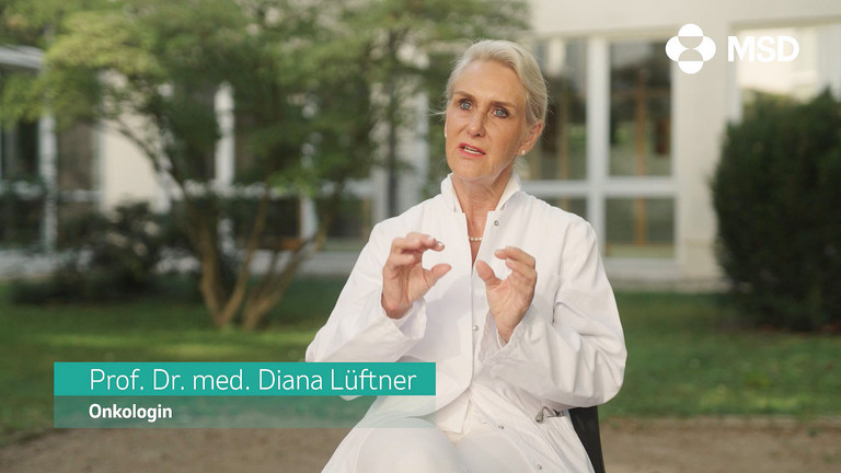 Prof. Lüftner im Interview im Garten der Klinik - Immanuel Klinik Märkische Schweiz in Buckow - Nachricht - Video-Tipp: Die Bedeutung der Rehabilitation bei Brustkrebs
