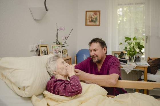 Ein Pfleger hilft einer Seniorin im Pflegebett bei der Flüssigkeitsaufnahme im Seniorenzentrum Kläre Weist in Petershagen Ein Pfleger hilft einer Seniorin im Pflegebett bei der Flüssigkeitsaufnahme im Seniorenzentrum Kläre Weist in Petershagen