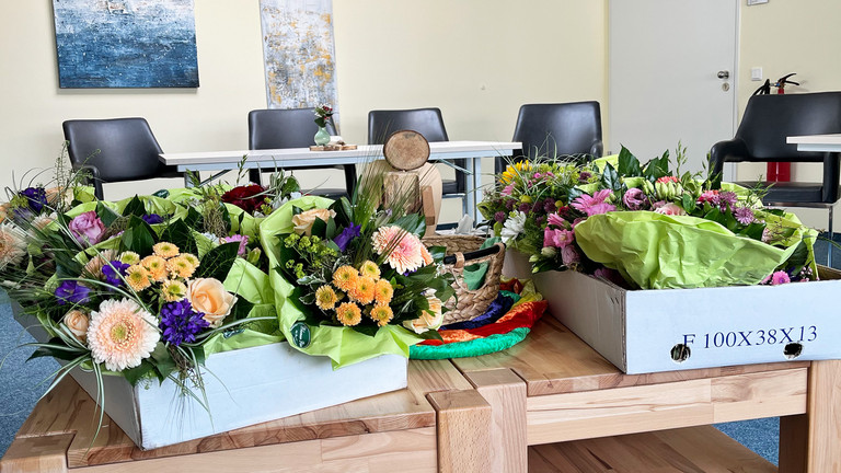 Blumen auf einem Tisch im Teamraum Blumen auf einem Tisch im Teamraum