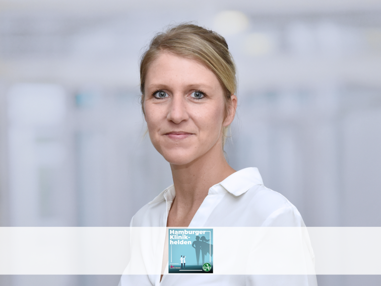 Portraitfoto Sabrina Wobst vor einem weiss-grauen Fotohintergrund, Verwaltungsdirektorin im Albertinen Krankenhaus in Hamburg-Schnelsen