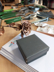 Interessierte Besucher konnten Metallschachtel herstellen