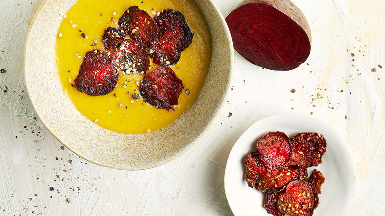 Möhren-Curry-Suppe mit Rote-Bete-Chips Möhren-Curry-Suppe mit Rote-Bete-Chips