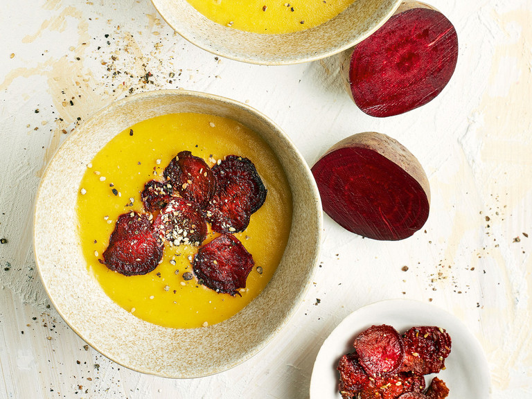 Möhren-Curry-Suppe mit Rote-Bete-Chips