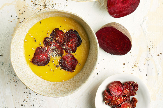 Möhren-Curry-Suppe mit Rote-Bete-Chips Möhren-Curry-Suppe mit Rote-Bete-Chips