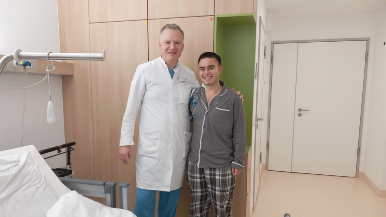 Immanuel Herzzentrum Brandenburg - Nachrichten - Gemeinsam für ein Leben - Matej Uzunović mit Prof. Dr. med. Johannes Albes Immanuel Herzzentrum Brandenburg - Nachrichten - Gemeinsam für ein Leben - Matej Uzunović mit Prof. Dr. med. Johannes Albes