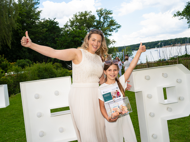 Ehrenamtlerin Sophie Doll und Emma vor dem Wannsee, Veranstaltung zugunsten des Diakonie Hospiz Wannsee, White Party, Berlin-Wannsee