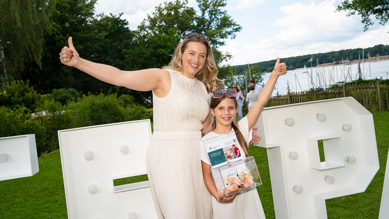 Ehrenamtlerin Sophie Doll und Emma vor dem Wannsee, Veranstaltung zugunsten des Diakonie Hospiz Wannsee, White Party, Berlin-Wannsee Ehrenamtlerin Sophie Doll und Emma vor dem Wannsee, Veranstaltung zugunsten des Diakonie Hospiz Wannsee, White Party, Berlin-Wannsee